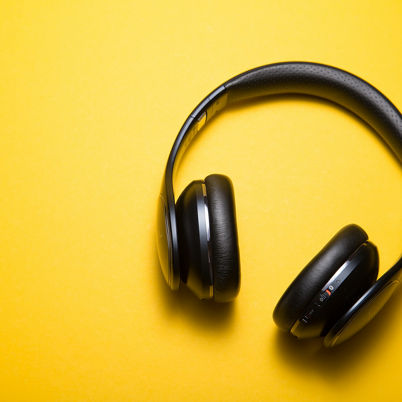 Q1 headphones from the side